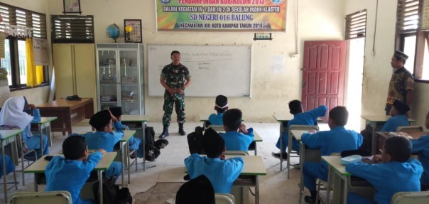 Peduli Dunia Pendidikan, Anggota Kodim 0313/KPR Mengajar di SDN 016 Desa Balung (foto/int)