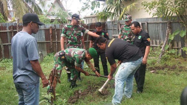 Komando Rayon Militer (Koramil) 03/Tempuling melakukan kegiatan penanaman pohon/rgo
