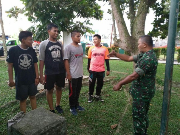 Babinsa Koramil 04/Pangkalan Kuras, Serda Eriyal melakukan pembinaan kepada para pemuda yang ada di Kecamatan Pangkalan Kuras, Kabupaten Pelalawan, yang ingin masuk TNI AD