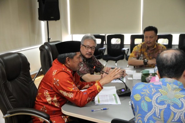 Bupati Siak H Alfedri besama Direktur PT BP Iskandar saat melakukan kunjungan/lin