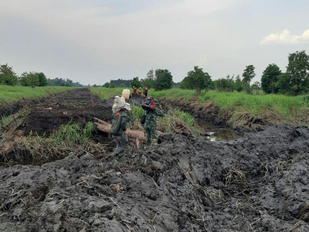 Babinsa Koramil 04/Pkl Kuras Jalan Kaki 3 KM Susuri Hutan Cari Titik Api