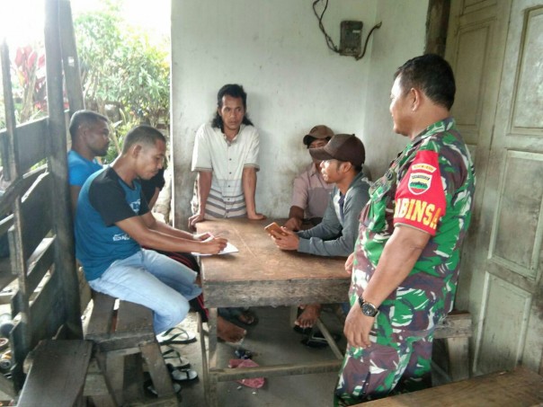 Sertu April saat melakukan komunikasi sosial (komsos) dengan para petani kawasan Desa Muara Takus, Kec. XIII Koto Kampar