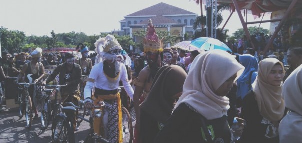 Ribuan warga masyarakat dari berbagai paguyuban serta para pelajar mengikuti karnaval pawai budaya/hari