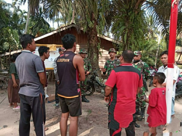Anggota Koramil 08/Tandun Kodim 0313 /KPR yang dipimpin oleh Pelda Muksin melakukan komsos dengan warga