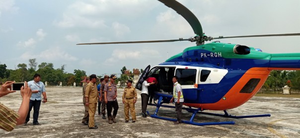 Bupati Pelalawan HM Harris bersama Kapolres Pelalawan AKBP Kaswandi Irwan meninjau kondisi karhutla /ardi