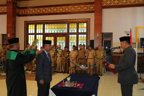 Bupati Siak Alfedri melantik Drs. H. Jamaluddin M.Si sebagai Penjabat Sekretaris Daerah Kabupaten Siak