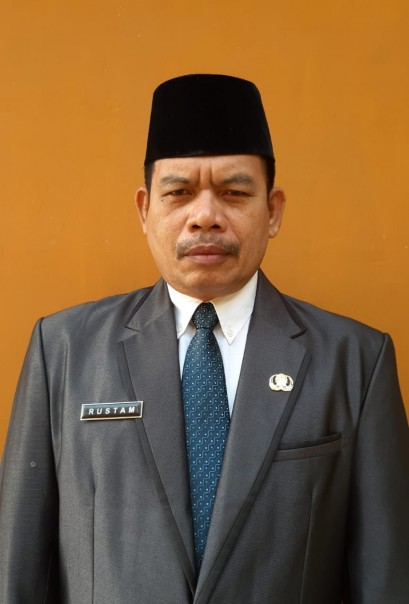 Kepala Dinas Lingkungan Hidup, Drs. Rustam Mahmud /zar