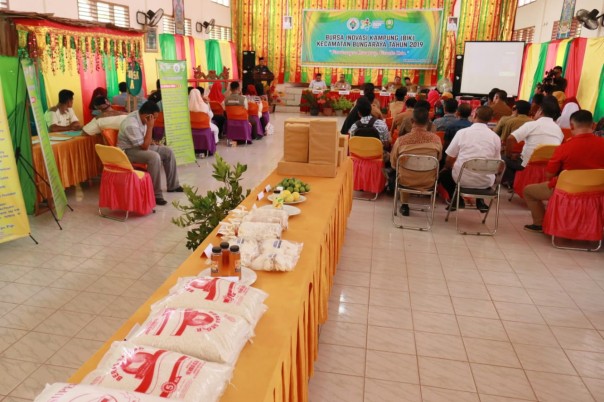 Bupati Siak Alfedri, membuka secara resmi kegiatan Bursa Inovasi Kampung Kecamatan Bungaraya/lin