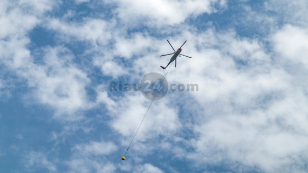 Helikopter berusaha memadamkan titik api beberapa waktu lalu (foto/riau24)