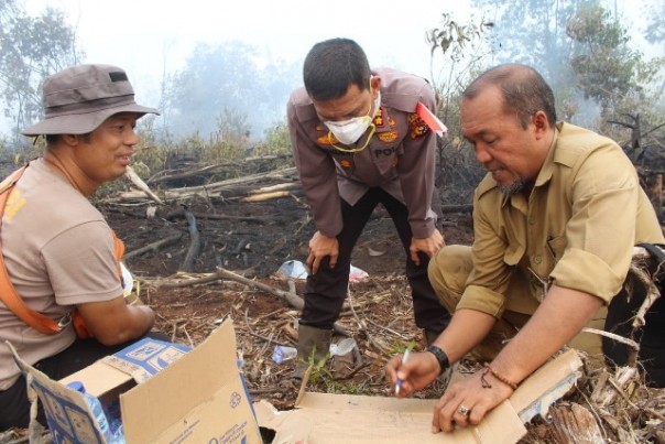 Tim gabungan Karhutla di Kabupaten Pelalawan terus berusaha memadamkan titik api yang masih menyala. Foto: ardi 