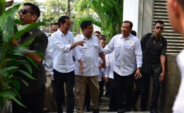Budi Gunawan (dua dari kanan, bagian belakang) tampak hadir saat pertemuan Jokowi dan Prabowo, belum lama ini. Foto: int 