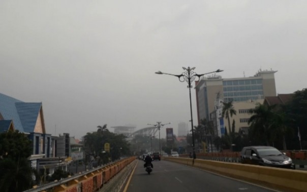 Kabut asap menyelumuti Kota Pekanbaru pagi hingga siang (foto/riki)
