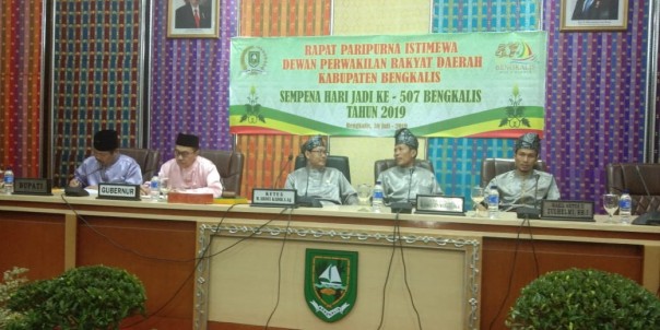Gubenur Riau H Syamsuar, saat menghadiri acara rapat paripurna istimewa di gedung DPRD Bengkalis/hari