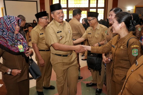 Bupati Alfedri menyalami pegawai usai acr pengambilan sumpah pegawai/lin