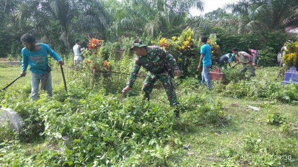 Anggota Koramil 01/BKN Gotong Royong Bersihkan Pemakaman Umum dan Drainase (foto/int)