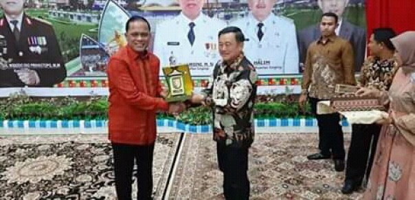 Kapolda Riau Irjen Pol Drs Widodo Eko Prihastopo MM menerima cenderamata dari Wakil Bupati H. Halim/zar