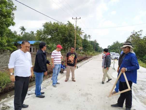  Peninjauan di sejumlah pelaksanaan pembanguan Jalan Poros Bantan Air Bantan Timur dan Jalan Poros Muntai Bantan Timur/hari