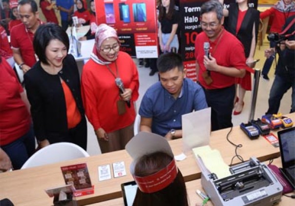 Direktur Marketing Telkomsel Rachel Goh (kedua kiri), Direktur Sales Telkomsel Ririn Widaryani (tengah), dan Vice President Mobile Advertising and Banking Telkomsel Harris Wijaya (paling kanan) saat melakukan kunjungan ke pelanggan GraPARI Telkomsel di Jakarta, Selasa (30/7/2019). /ist