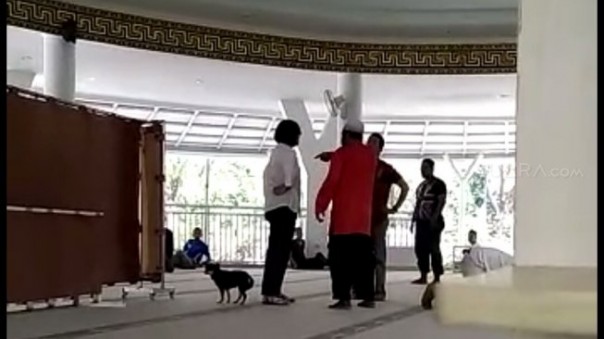 Wanita Bawa Anjing ke Dalam Mesjid