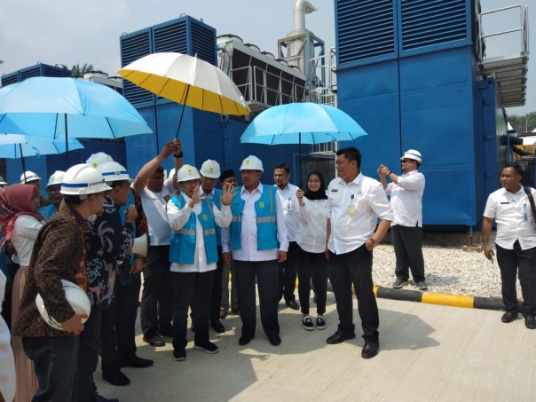 Gubernur Riau Syamsuar bersama Bupati Siak Alfedri meresmikan Pembangkit Listrik Tenaga Mesin Gas (PLTMG)/lin