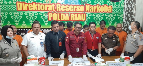 Sejumlah uang senilai Rp 450 juta diduga hasil jual beli narkoba