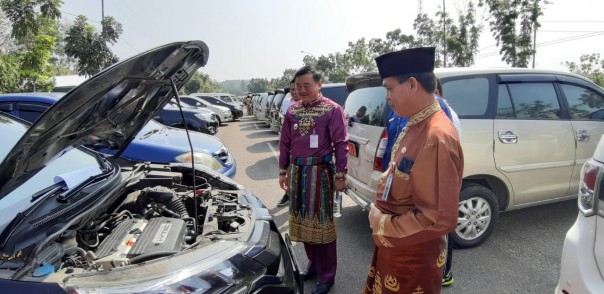 Wabup Halim bersama Sekda Kuansing mengecek kondisi mobil dinas/zar
