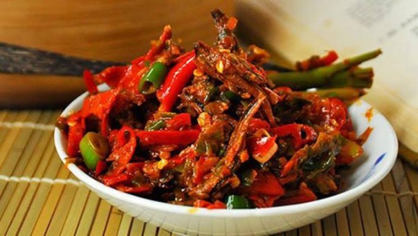 Sambal teri bumbu terasi tomat pedas (Foto: Fimela.com)