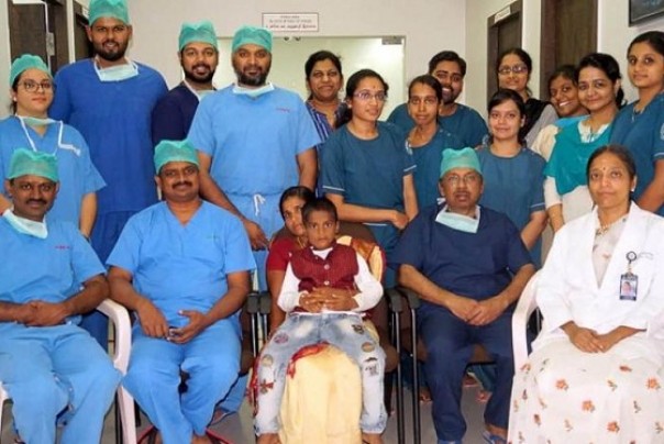 Para dokter berfoto bersama bocah pemilik ratusan gigi, setelah operasi sukses dilaksanakan. Foto: int 