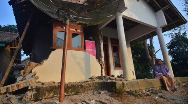 Salah satu rumah warga yang rusak setelah gempa di Banten. Foto: int 