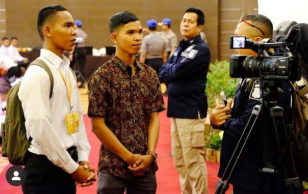Anak buruh penyadap getah atau karet asal Kuansing lulus dan jadi polisi di Provinsi Riau (foto/int)