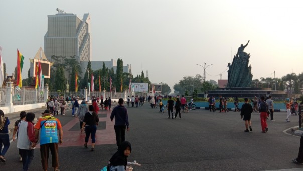 Kawasan Car Free Day (CFD) tetap ramai dipadati warga meski kabut asap menyelimuti Pekanbaru