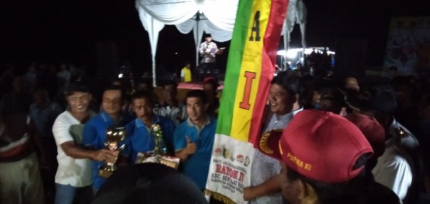  Ketua DPRD Kuansing, Andi Putra menyerahkan piala, uang tunai kepada Jalur Limbago Sati Rantau Kuantan Kopah/zar