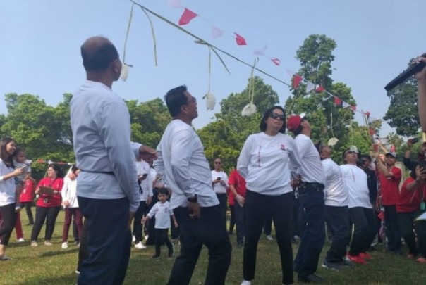 Para menteri di Kabinet Kerja ikut lomba makan kerupuk di Istana Bogor, Minggu 4 Agustus 2019 kemarin. Foto: int 