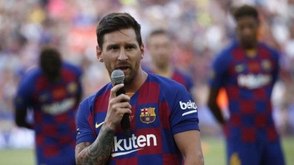 Lionel Messi memberi sambutan di hadapan fans Barcelona. Foto: int 