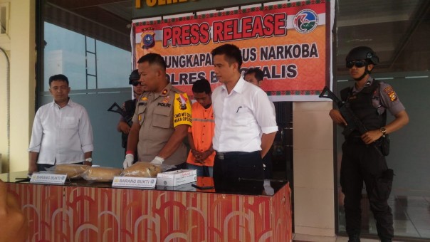Kepolisian Resor Polres Bengkalis melaksanakan press release pengungkapan sebanyak tiga bungkus besar Narkotika /hari