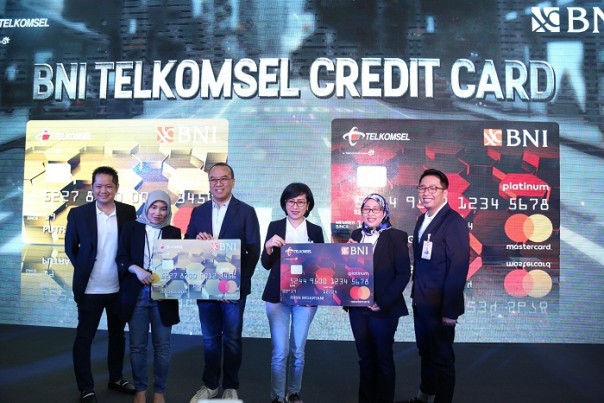 Direktur Sales Telkomsel Ririn Widaryani (kedua kanan), VP Analytics & Market Research Riny Novitriyanti (kedua kiri), Direktur Bisnis Konsumer BNI Tambok P Setyawati (ketiga kanan), GM Divisi Bisnis Kartu BNI Okki Rushartomo (paling kanan), Chief Marketi/IST