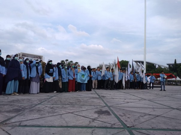 Mahasiswa Universitas Riau melakukan aksi demo di kantor gubernur Riau
