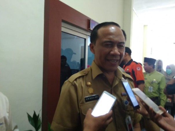 Sekdako Pekanbaru, M Noer diwawancara usai rapat penetapan status siaga darurat bencana asap di Pekanbaru (foto/surya)