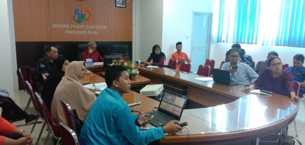 Kabid Statistik Distribusi BPS Riau, Agus Nuwibowo saat menyampaikan materi dihadapan media
