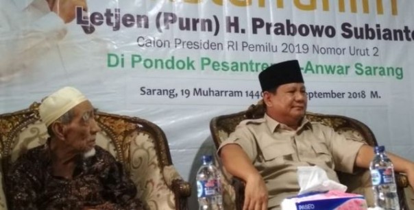 Mbah Moen saat menerima kunjungan silaturahmi Prabowo Subianto di Pesantren Al Anwar Rembang, Jawa Tengah. Foto; int 