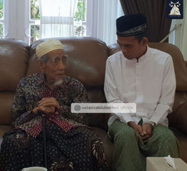 Ustaz Abdul Somad (UAS) saat bersama Mbah Moen (foto/int)