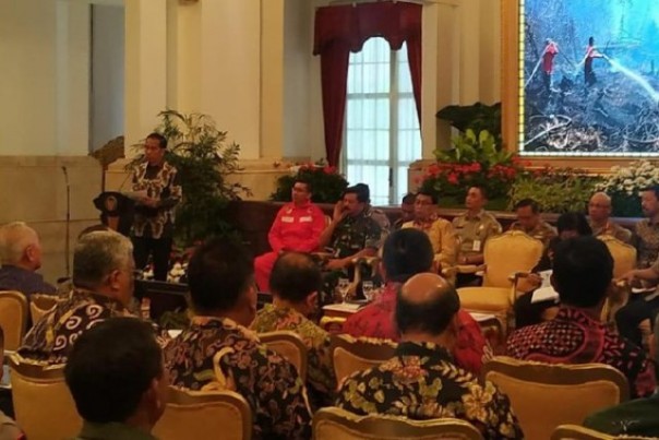 Presiden Jokowi memberikan arahan dalam rakornas penanganan Karhutla di Istana Presiden, Jakarta,  Selasa 6 Agustus 2019. Foto: int 