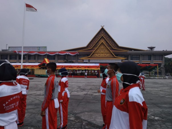 Paskibraka saat melakukan latihan di kantor Gubernur Riau