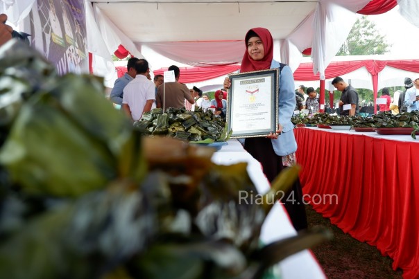 BEM Universitas Riau Berhasil mencatatkan rekor 10 Ribu Lopek Bugi dalam Museum Republik Indonesia, Selasa, 6 Agustus 2019. Foto. Amri