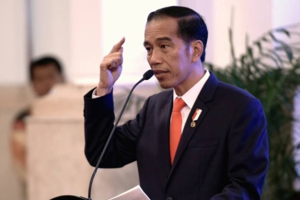 Presiden Jokowi sudah telepon Kapolri dan Panglima TNI minta yang tidak bisa atasi Karhutla dicopot (foto/int)