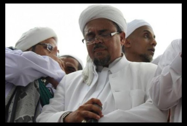 Habib Rizieq Shihab menghadiri pemakaman Mbah Moen