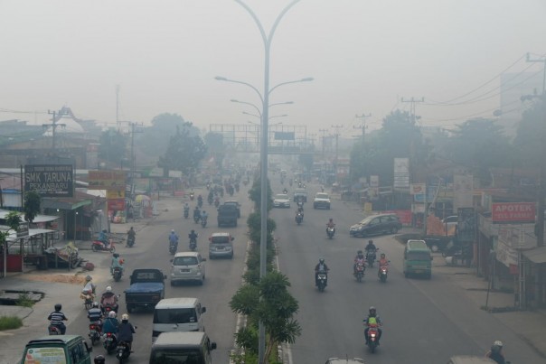 Kondisi Pekanbaru di pagi hari yang terpapar asap akibat Karhutla