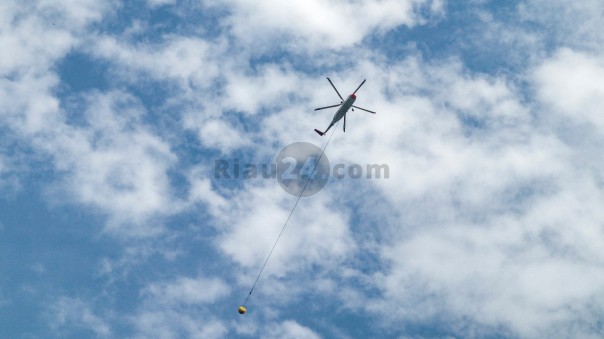 Pesawat water bombing yang melintas dilangit Kota Pekanbaru untuk padamkan area lahan yang terbakar