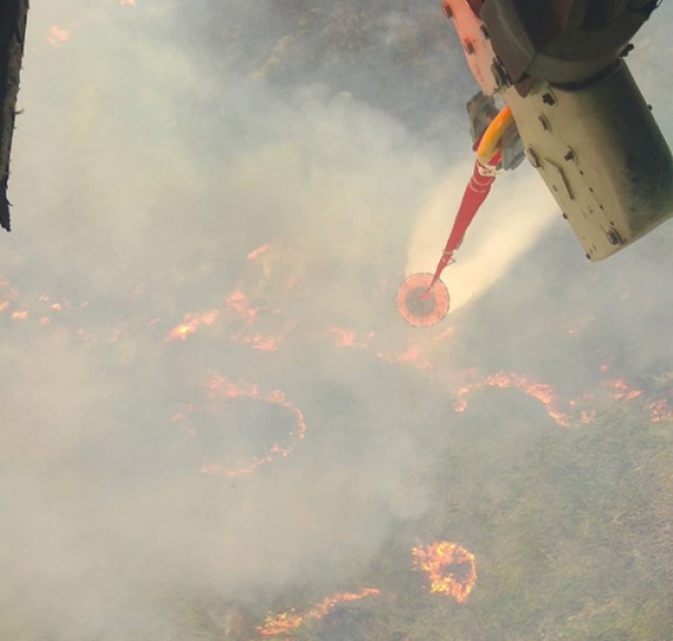 Pemadaman kebakaran hutan dan lahan dari atas menggunakan helikopter (foto/int)