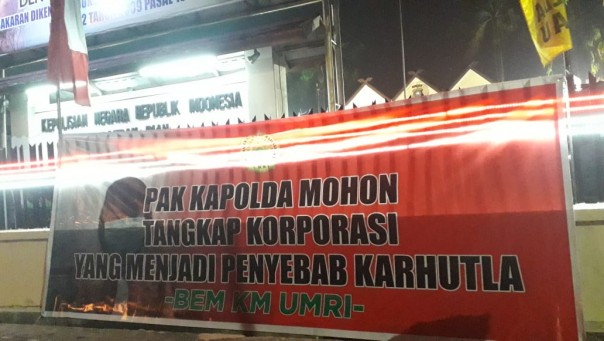 BEM MK UMRI pasang spanduk terkait karhutla di pagar Polda Riau dan kantor Gubernur Riau